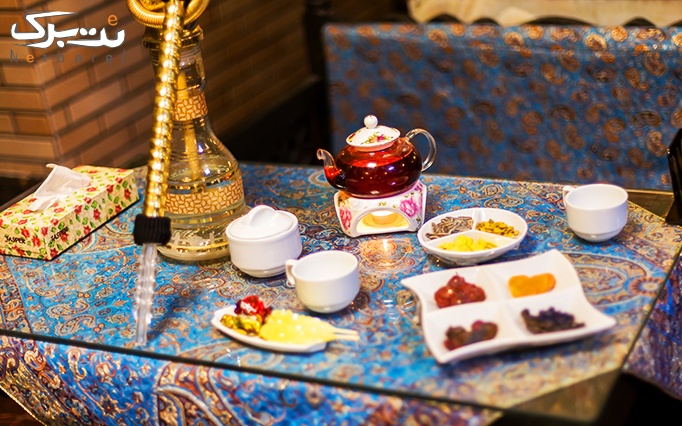 چای سنتی و تماشای فوتبال ایران در سرای سنتی اصفهان