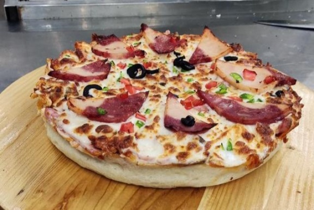 پیتزا چیکن خوشمزه در فست فود ایران تک