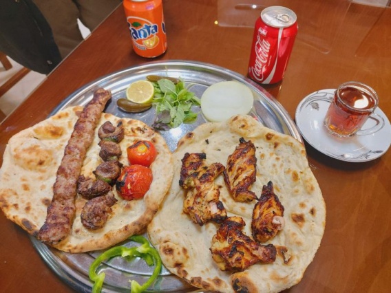 سینی کباب خوشمزه در خانه کباب سفیران