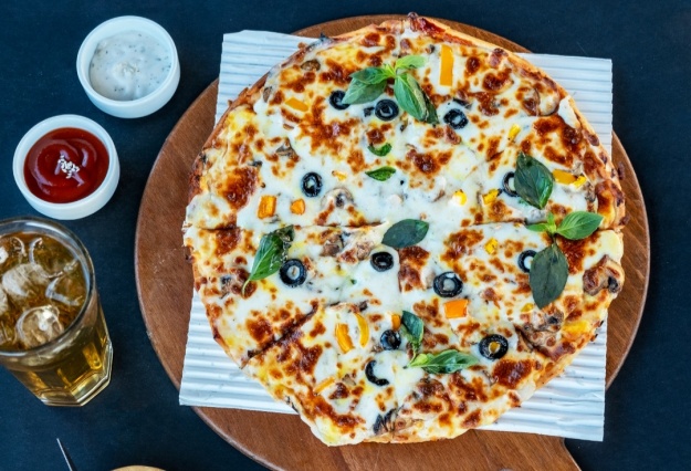 پیتزا چیکن ایتالیایی خوشمزه رستوران فرنگی آتلانتیس