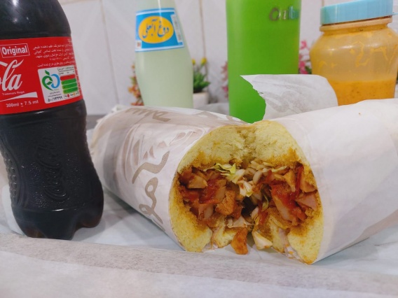 ساندویچ خوراک هندی خوشمزه در فست فود دایی عباس