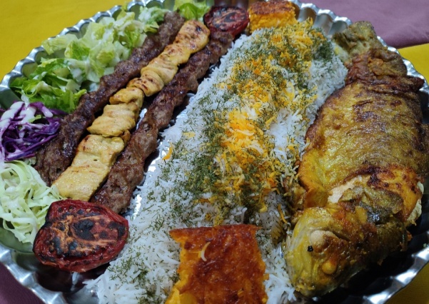 سینی ماهی با سرویس کامل رستوران مروارید عنبران