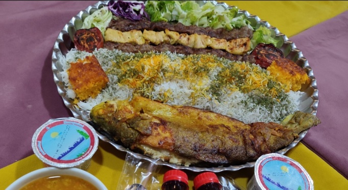 سینی ماهی با سرویس کامل رستوران مروارید عنبران