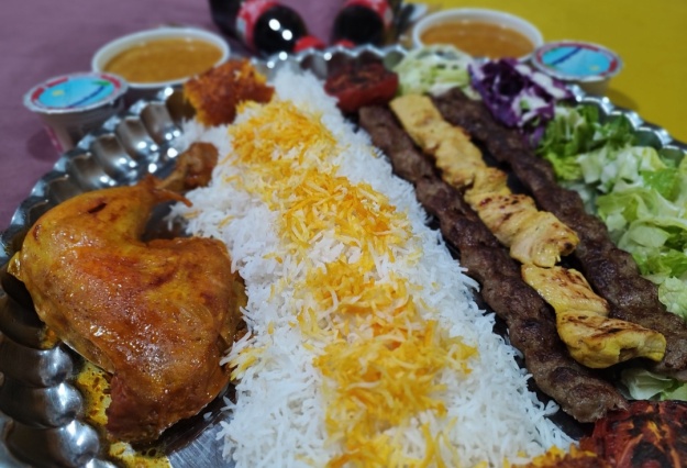 سینی مرغ با سرویس کامل رستوران مروارید عنبران