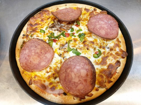 پیتزا پپرونی ویژه خوشمزه و لذیذ در فست فود شاهان