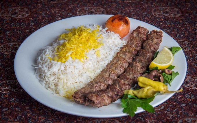 چلو کباب کوبیده  خوشمزه در باغ رستوران همایونی
