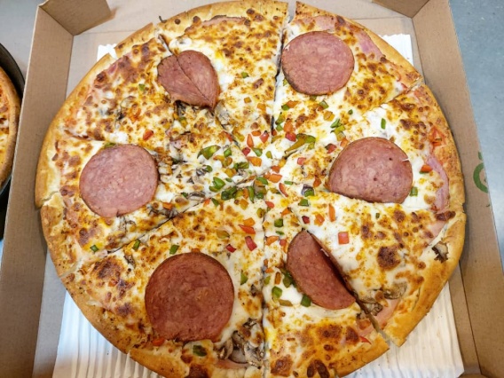 پیتزا خانواده3 نفره پپرونی خوشمزه در فست فود شاهان