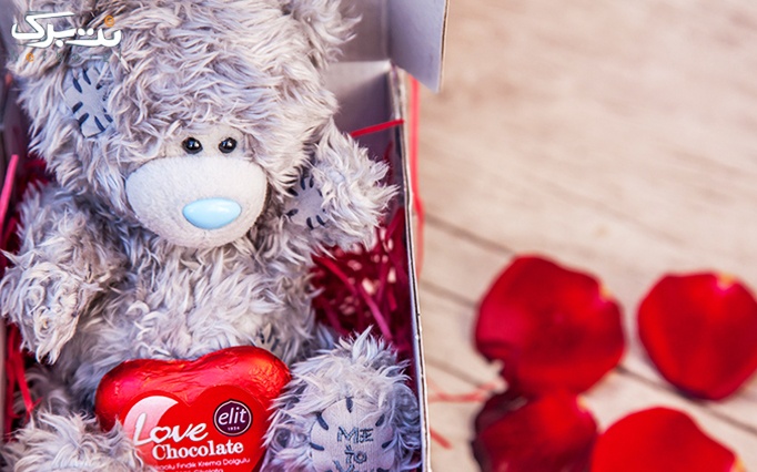 گل، عروسک، شکلات و کارت در پکیج عاشقانه