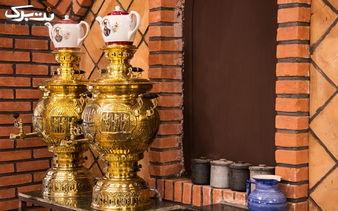 سرویس چای در سفره خانه سنتی عنایت