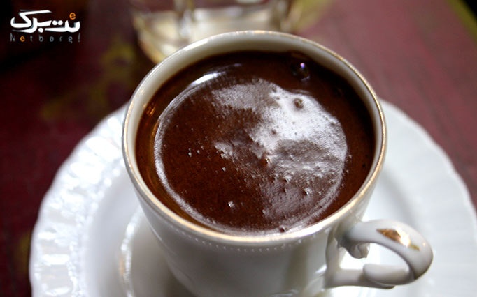نوشیدنی و کیک لذیذ در کافه قنادی عسل چاکلت