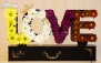 استند لاو ویژه ولنتاین با گل های رنگی + شکلات