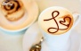 کافه پاییزا با منوی باز قهوه و دمنوش